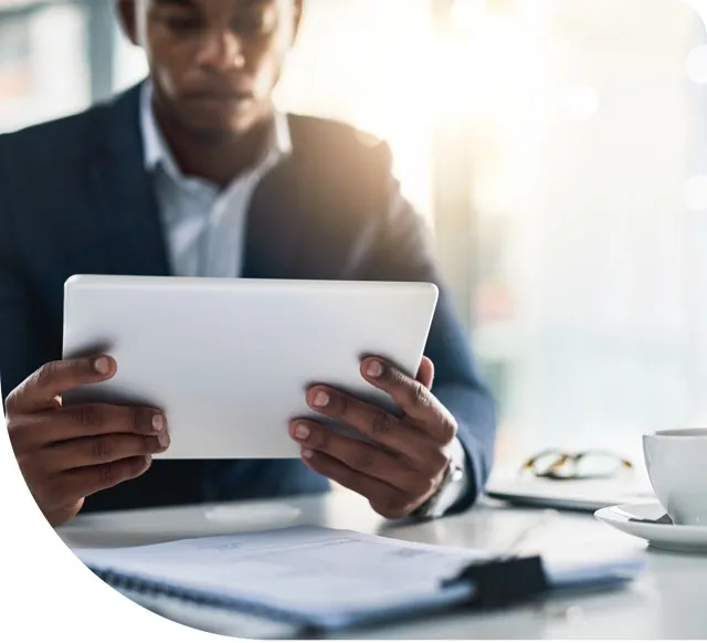 Homme consultant l'offre flexible