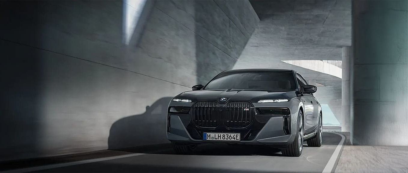 banner BMW M760e xDrive