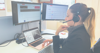 Employée avec un casque
